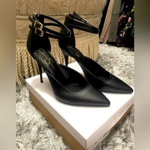 Never worn Jessica Simpson Wekendi pumps